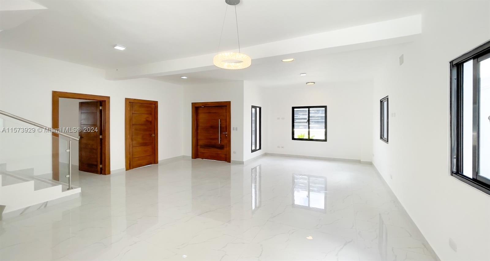 Cozi and Comfortable Single Family Home